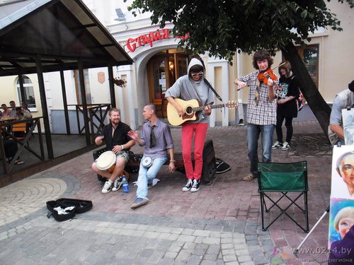Уличные музыканты на Славянском Базаре
