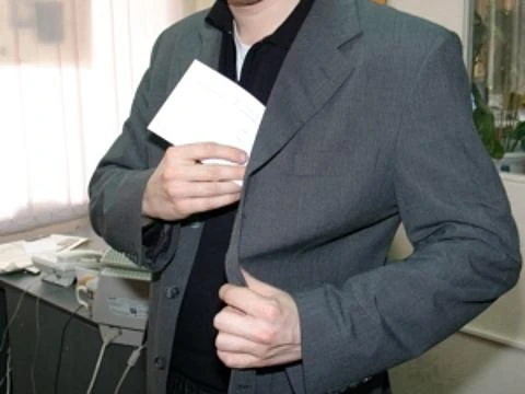 Бригадир получал зарплату несуществующего работника