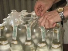 Виски и коньяк привлекли внимание пары воров