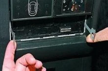 Из незакрытого автомобиля вор вытащил автомагнитолу