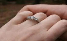 Злоумышленник похитил золотое кольцо прямо с руки человека