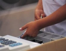 Кассир из Новополоцка отменяла чеки, а деньги присваивала себе