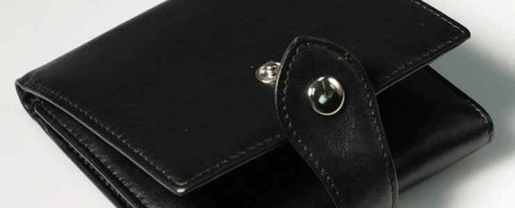 Пенсионерка украла кошелек с деньгами с прилавка магазина