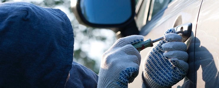 В Полоцке из автомобиля украли 4 колеса