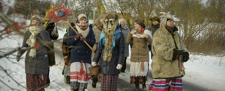 Вясёлыя спевы і танцы з казой на марозе! Як калядуюць на Полаччыне
