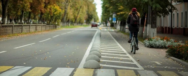 Полоцкие коммунальщики убрали на зиму с велодорожки полусферы. Автомобилисты недоумевают: как парковаться?