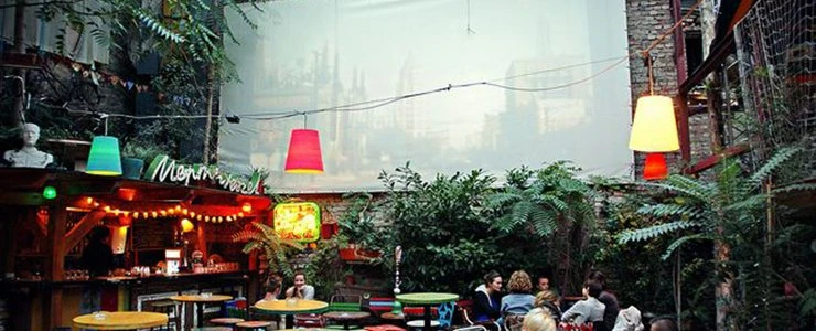 Кинотеатр на открытом воздухе для мобильных полочан