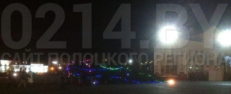 Фотофакт: в Полоцке упала главная ёлка города (обновлено)
