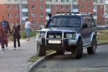 В Новополоцке джип терроризирует улицу Молодежную