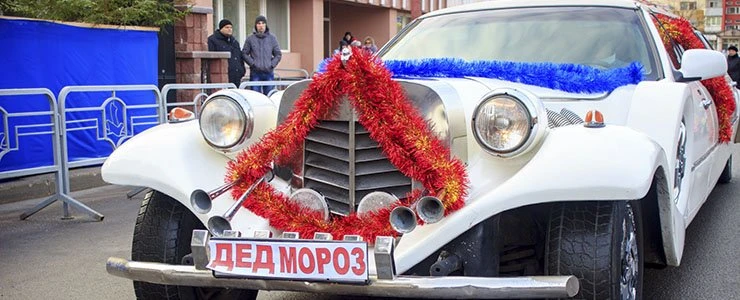 На открытие главной ёлки Полоцка Дед Мороз приехал на лимузине