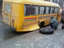 Школьный автобус потерял колесо во время движения (+фото)