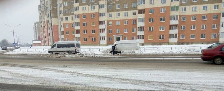 Фотофакт: В Новополоцке мужчина забрасывает проезжую часть снегом, откапывая свой микроавтобус
