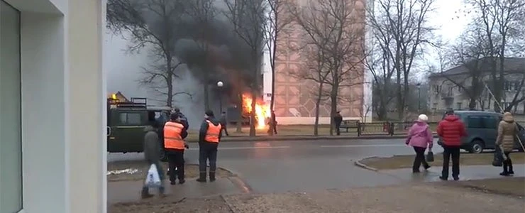 В Новополоцке около магазина СтройМир полностью выгорела Газель