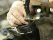 Ушачский бизнесмен предлагает бесплатно ремонтировать детскую обувь