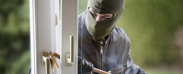 У пенсионерки ночью украли телевизор и цифровую приставку