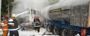 В Новополоцке грузовик с газовой цистерной врезался в дерево и загорелся