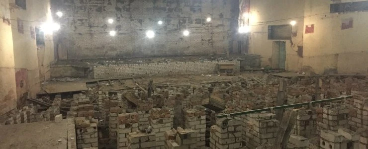 «Космические руины». В сети появились фото начала реконструкции кинотеатра «Космос»