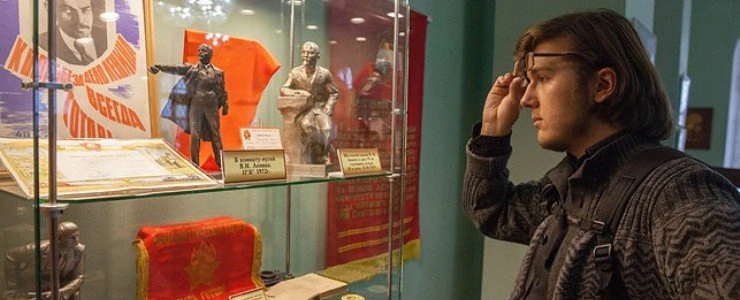 Известный коллекционер из Полоцка представил выставку «Эпоха Ленина»