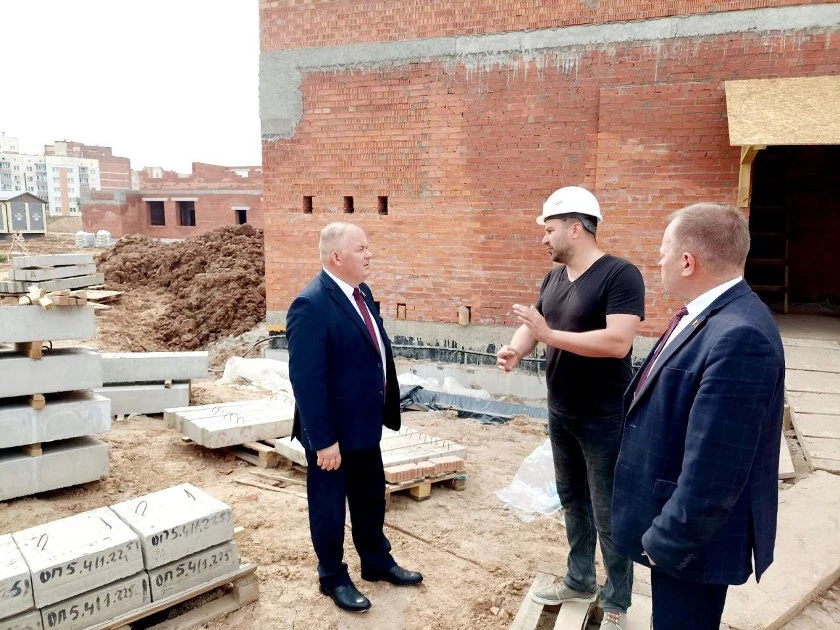 Начальник главного управления по здравоохранению ознакомился с ходом строительства поликлиники в Полоцке