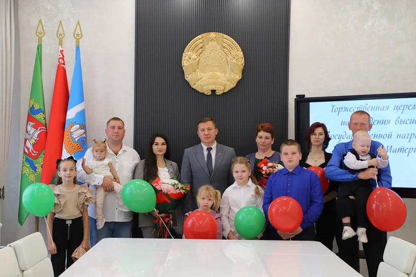 В Полоцке наградили орденами Матери Юлию Миронову и Эльвиру Макарскую