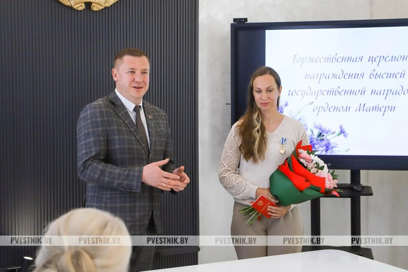 Василий Шилов вручил орден Матери Вере Стежке