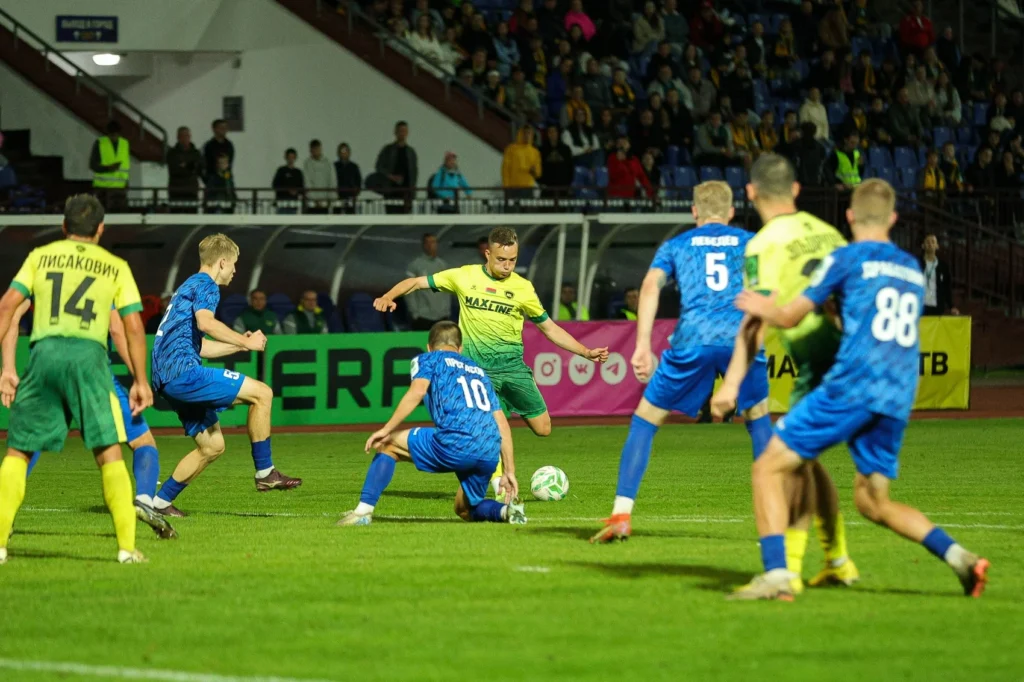 «МЛ Витебск» разгромил «Нафтан» в дерби: шквал атак, красные карточки и упущенные шансы