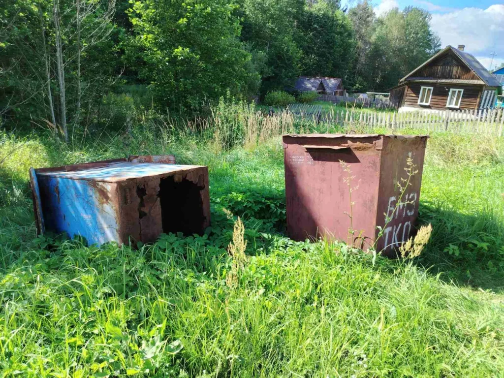 В Полоцком районе люди вынуждены собирать мусор в контейнеры без дна