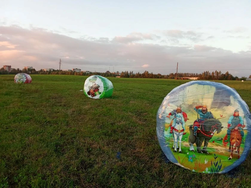 Рулоны сена у выезда из Полоцка стали арт-объектами со сказочными сюжетами