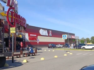 Таксисты у входа в ТЦ «Манеж» в Полоцке: разрешено или нет?