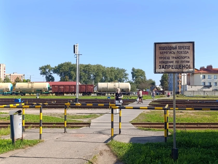 Полочанин попросил установить шлагбаум на пешеходном ж/д переходе, но железная дорога отказала