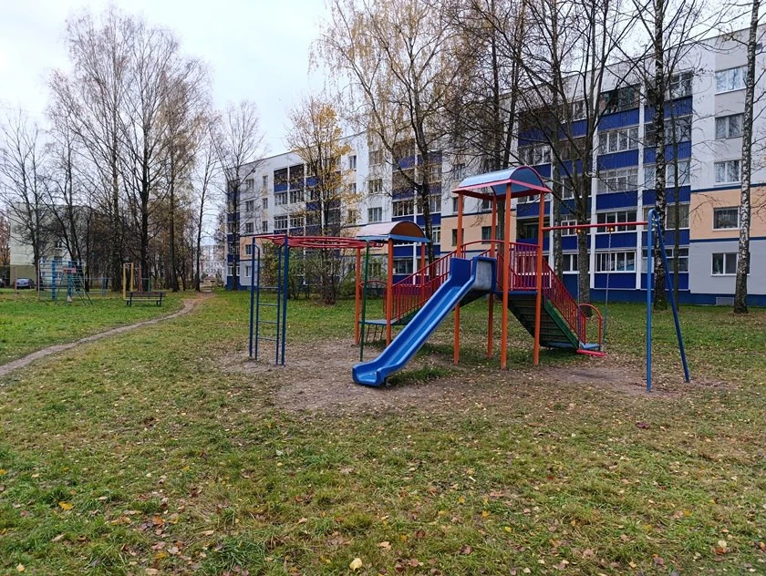 В Полоцке жительница пожаловалась на шум от детской площадки у дома №17 по улице Мариненко