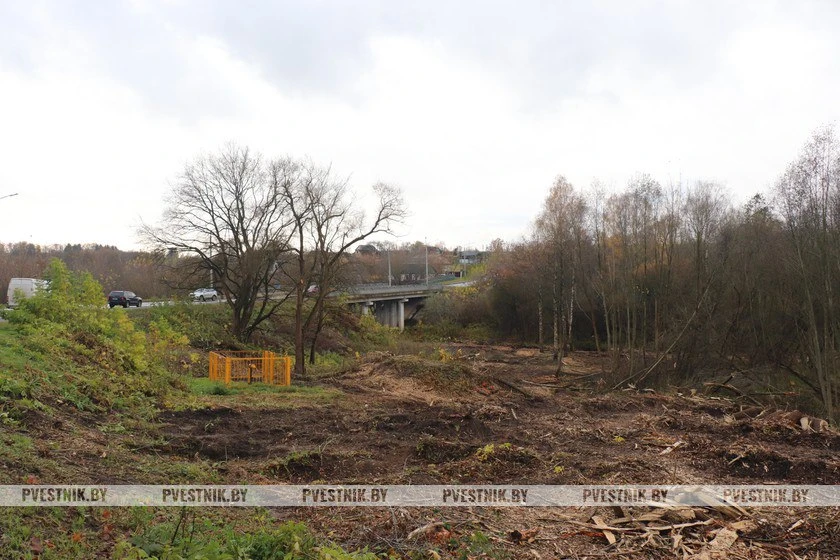 В Полоцке очищают территорию у моста через Бельчанку
