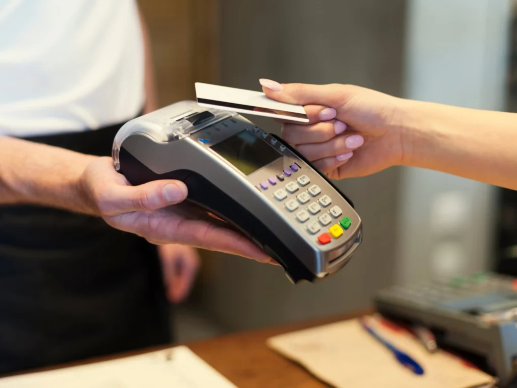 В Полоцке и Новополоцке с 1 ноября в маршрутных такси вводится безналичная оплата проезда