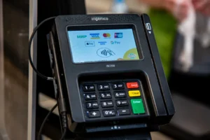 В Новополоцке задержали мужчину, похитившего терминал из магазина