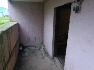 После публикации в TikTok в подвале дома на улице Мариненко в Полоцке установили дверь