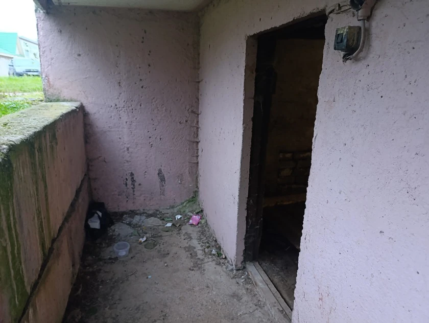 После публикации в TikTok в подвале дома на улице Мариненко в Полоцке установили дверь