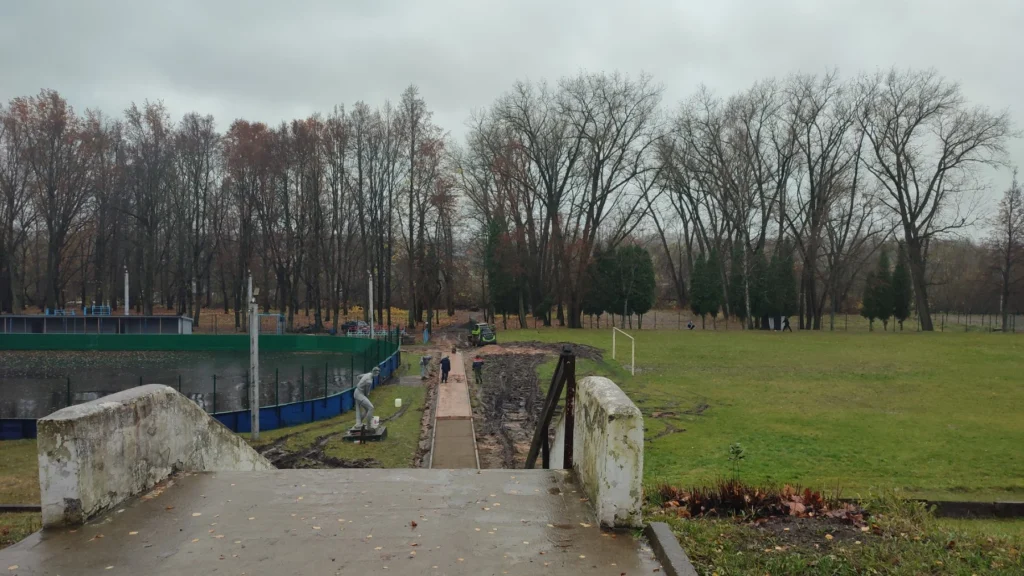 В Полоцком лесном колледже благоустраивают территорию спорткомплекса