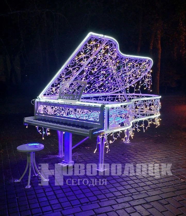 В Новополоцке установили световой рояль возле школы искусств