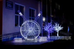 У Ледового дворца «Химик» появилась световая композиция в виде шайбы и клюшек