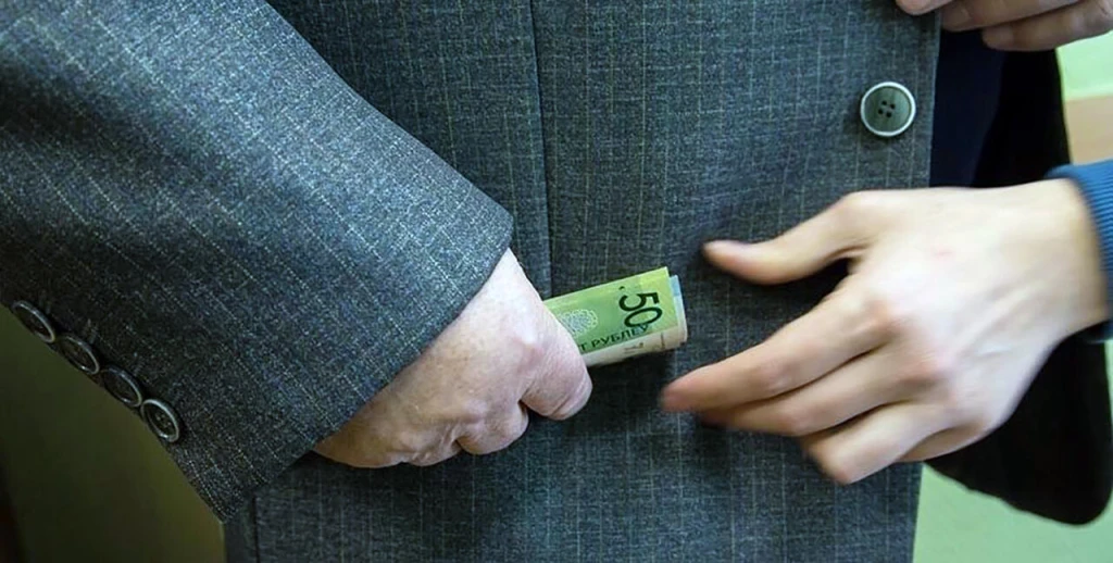 Троих жителей Витебска и Новополоцка задержали с поличным за взятки при утилизации отходов