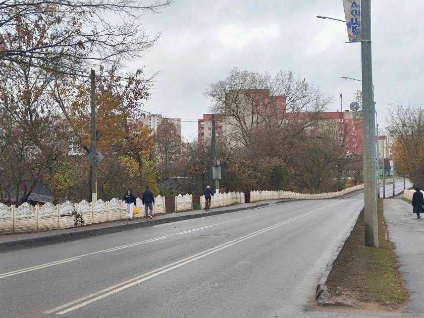 Полочанин попросил установить ограждение вдоль тротуара на улице Октябрьской