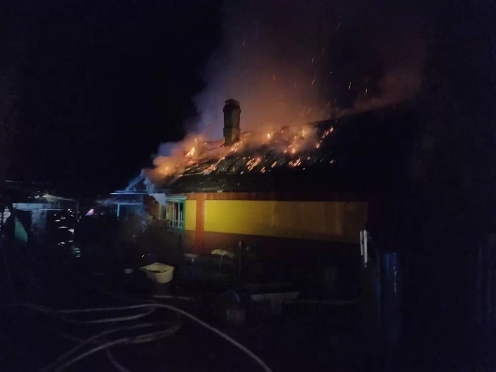 В Полоцком районе пожар уничтожил дом и хозяйственную постройку