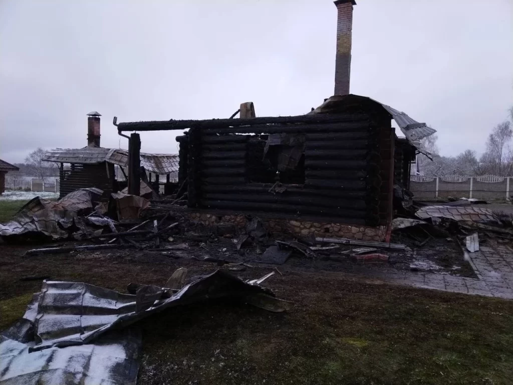 В Полоцком районе пожар повредил дом и постройки в деревне Ухвище