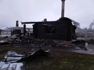 В Полоцком районе пожар повредил дом и постройки в деревне Ухвище