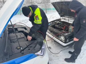 Сотрудники ГАИ Полоцкого района помогают водителям в сложных погодных условиях
