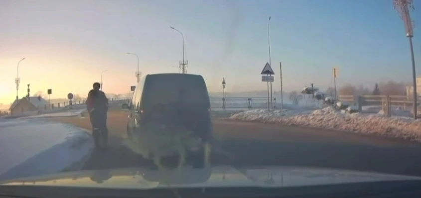 В Полоцке инспекторы ГАИ помогли водителю с серьезной поломкой автомобиля