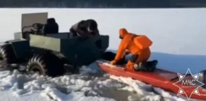 На озере Глубокое в Полоцком районе спасатели помогли выбраться троим мужчинам