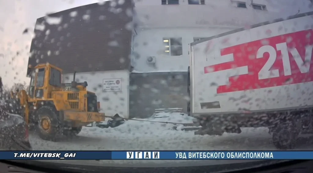 В Новополоцке сотрудники ГАИ и коммунальных служб пришли на помощь водителю грузовика