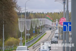 На Калининском мосту устанавливают новую подсветку