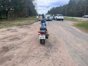 В Полоцком районе пьяный мотоциклист уронил пассажирку: женщина в больнице